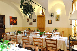 Panoramica ristorante-sala-sopra-due-icon